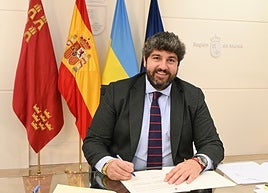 El presidente regional, Fernando López Miras, durante la firma del acuerdo.