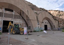 Operarios retiran residuos peligrosos del interior de los túneles, que están siendo sometidos a una descontaminación como paso previo a su entrega al Ayuntamiento.
