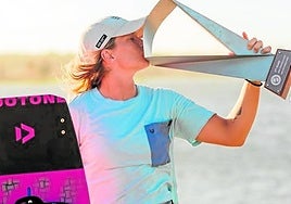 Claudia León besa el trofeo este pasado fin de semana en Brasil.