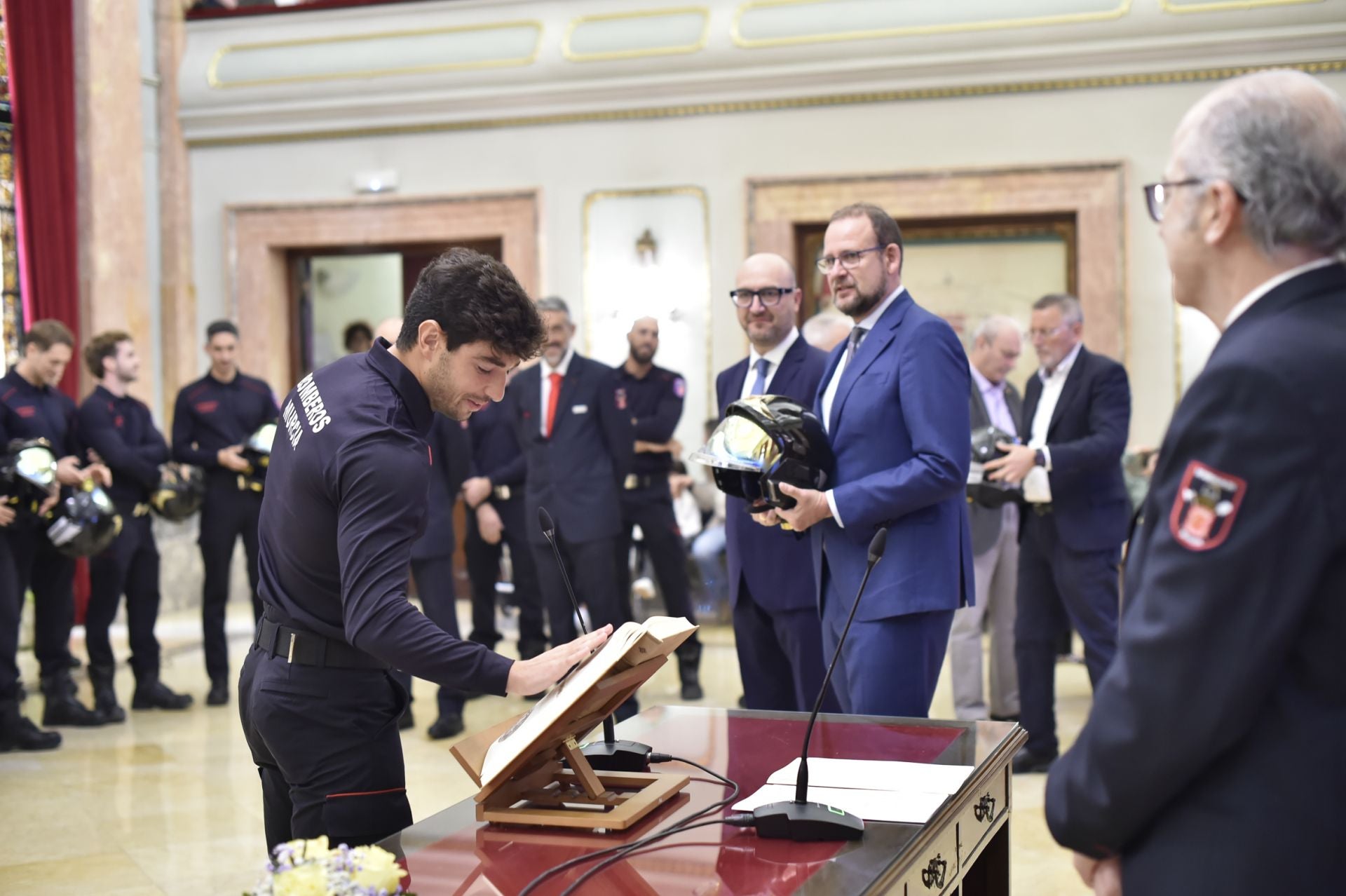 Las imágenes de la toma de posesión como funcionarios de 45 nuevos bomberos en Murcia