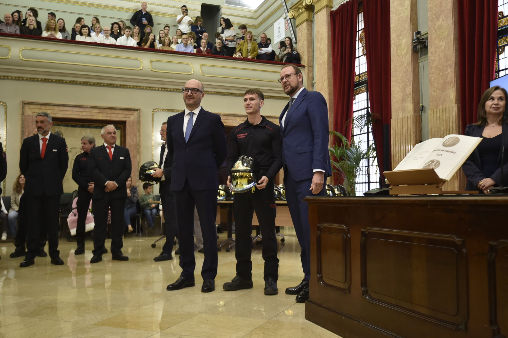 Las imágenes de la toma de posesión como funcionarios de 45 nuevos bomberos en Murcia