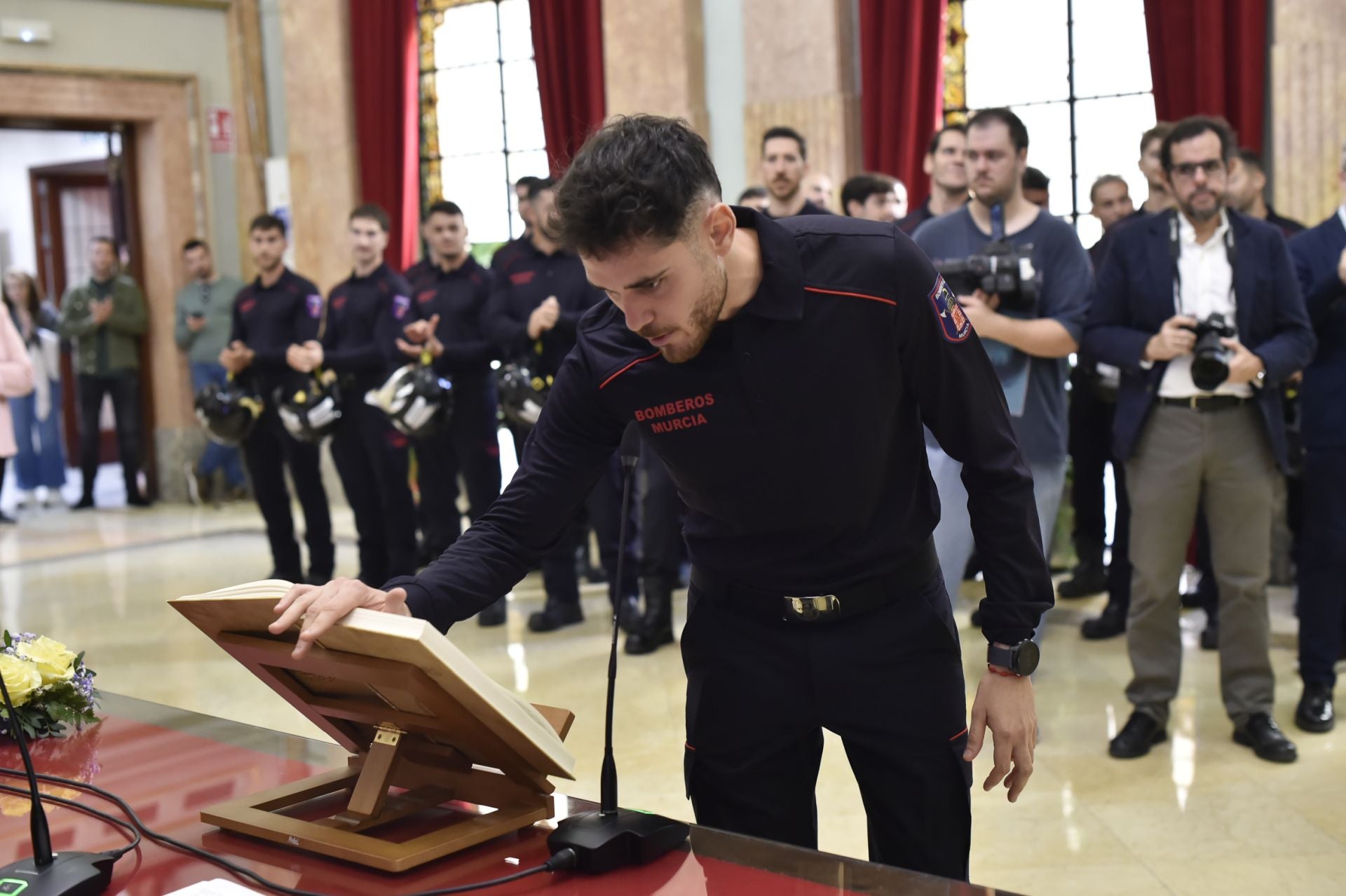 Las imágenes de la toma de posesión como funcionarios de 45 nuevos bomberos en Murcia