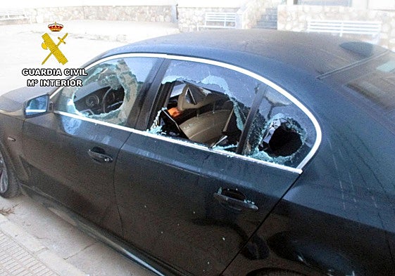 Estado de uno de los vehículos asaltados por el grupo delictivo.