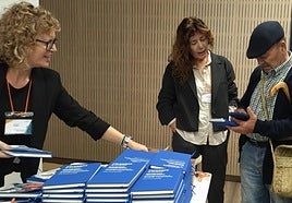 Diego Sánchez, vecino de Almendricos, escanea un código QR en la jornada informativa sobre el proyecto Tecno Mayores.