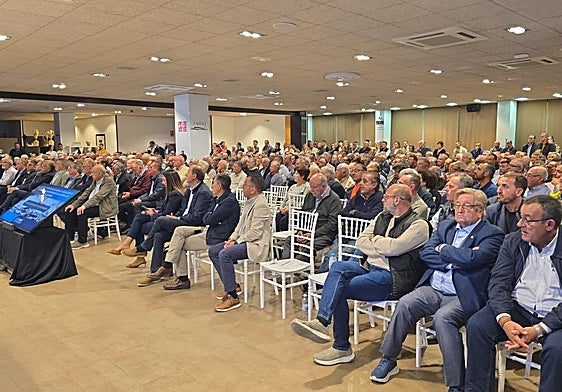 Asamblea de regantes y organizaciones agrarias en contra del cierre de acuíferos, la semana pasada en Lorca.