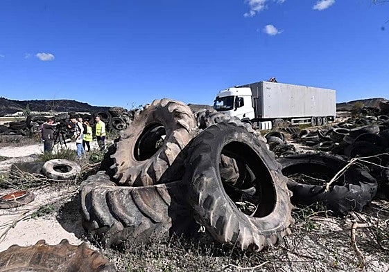 Acumulación de restos de desguace en Campos del Río.