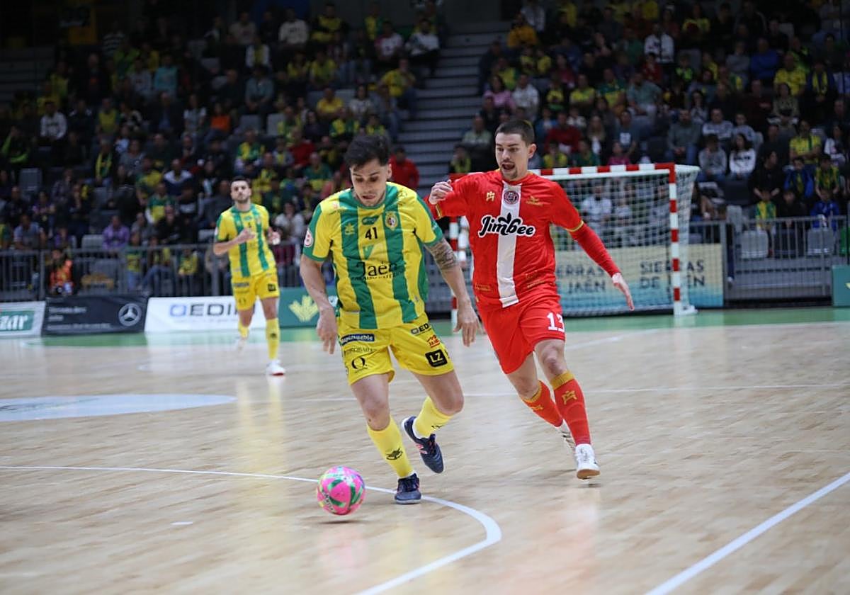 El blanqueño Mellado presiona a Mati Rosa, del Jaén, el pasado domingo en el pabellón Olivo Arena.