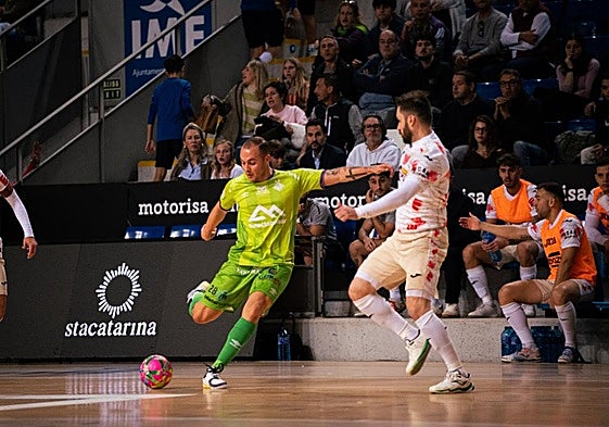 Juninho, uno de los más destacados de Palma, a punto de disparar a portería ante la presión de Gadeia.