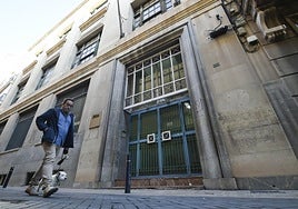 Fachada del edificio de Telefónica ubicado en la calle Frenería, en el corazón de la capital murciana.