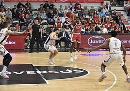 Ennis recibe el balón en el duelo europeo ante el Bosna.