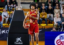 Izan Almansa, en un encuentro con la selección española.