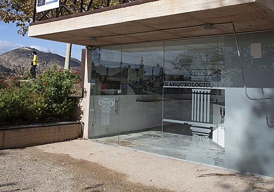 Un visitante caminaba ayer por el cerro del Molinete, junto a la cantina cerrada.