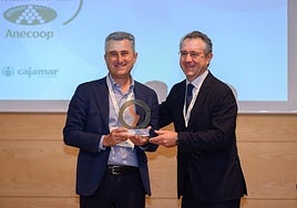 Alejandro Monzón recibiendo el premio de Eduardo Baamonde.