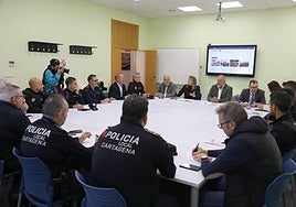 Reunión de coordinación con la asistencia de mandos y agentes de la Policía Local; la alcaldesa, Noealia Arroyo; y el edil Gonzalo López Pretel.