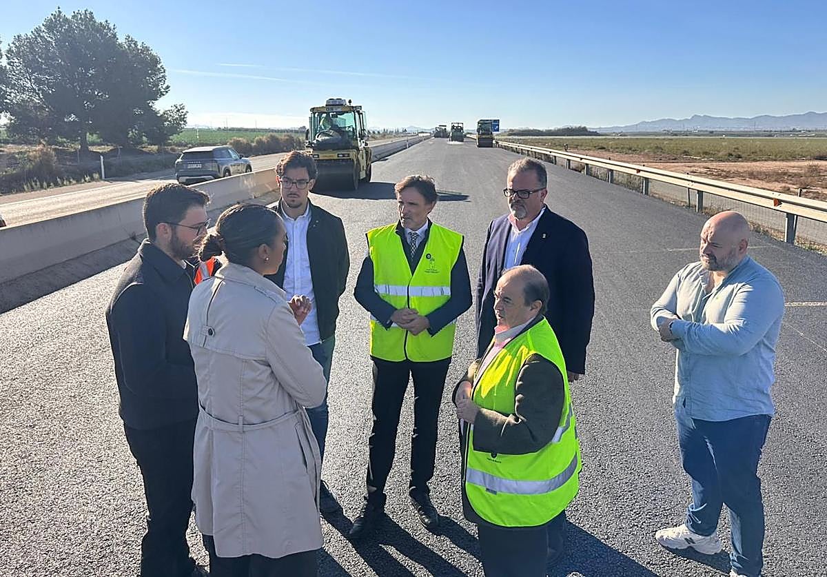 Visita del consejero de Fomento, Jorge Montoro, a las obras de reasfaltado de la autovía RM-23, este miércoles, en Alhama de Murcia.