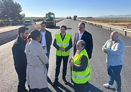 Visita del consejero de Fomento, Jorge Montoro, a las obras de reasfaltado de la autovía RM-23, este miércoles, en Alhama de Murcia.