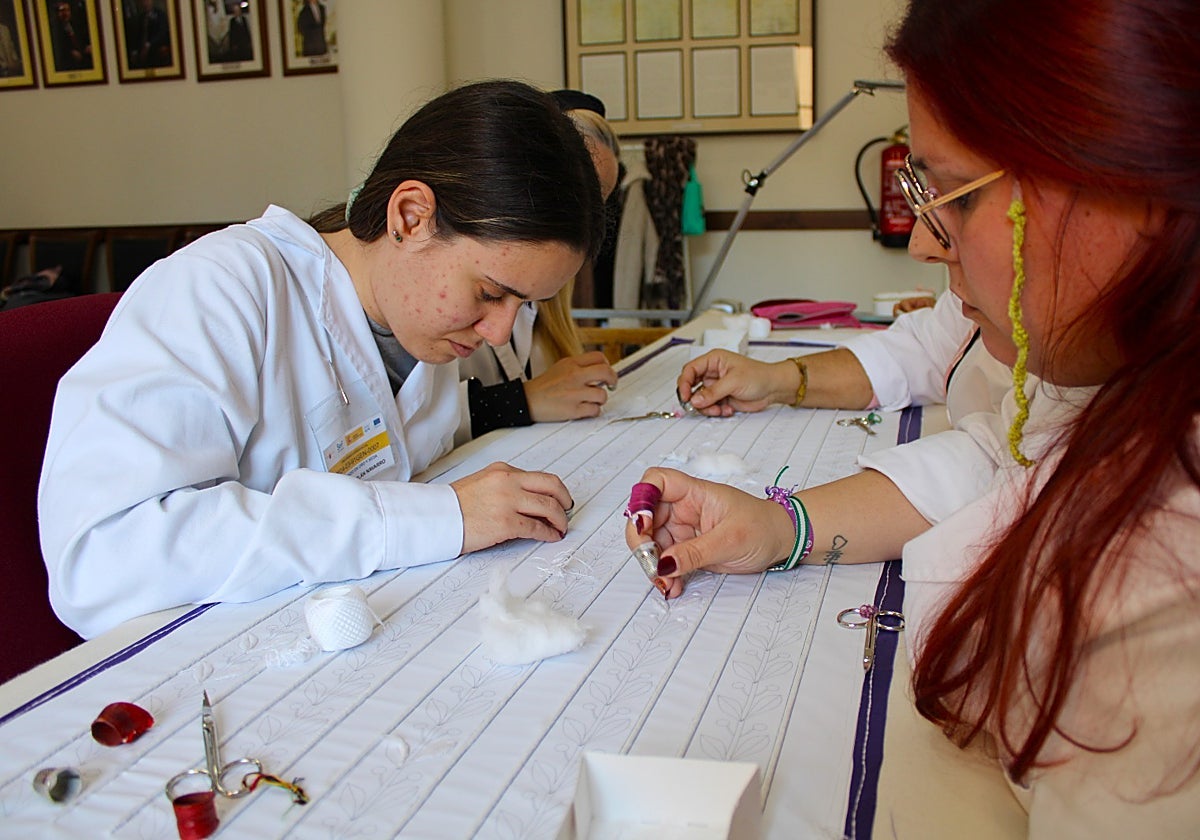 Alumnas del curso del SEF en uno de los talleres de bordado.