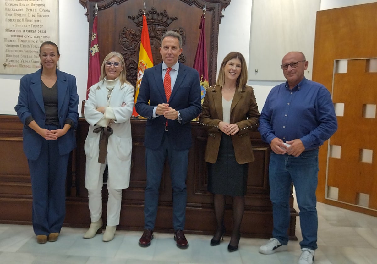 El alcalde (c) y portavoces de los grupos municipales tras la adopción del acuerdo.