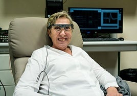 La primera paciente con la que se realizaron ensayos de la neuroprótesis visual ya desarrollada por los investigadores del proyecto.