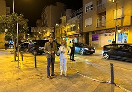 El alcalde y la primera teniente de alcalde supervisan la puesta en marcha del nuevo operativo policial permanente en la calle Ortega Melgares, del barrio de San Cristóbal, ayer.