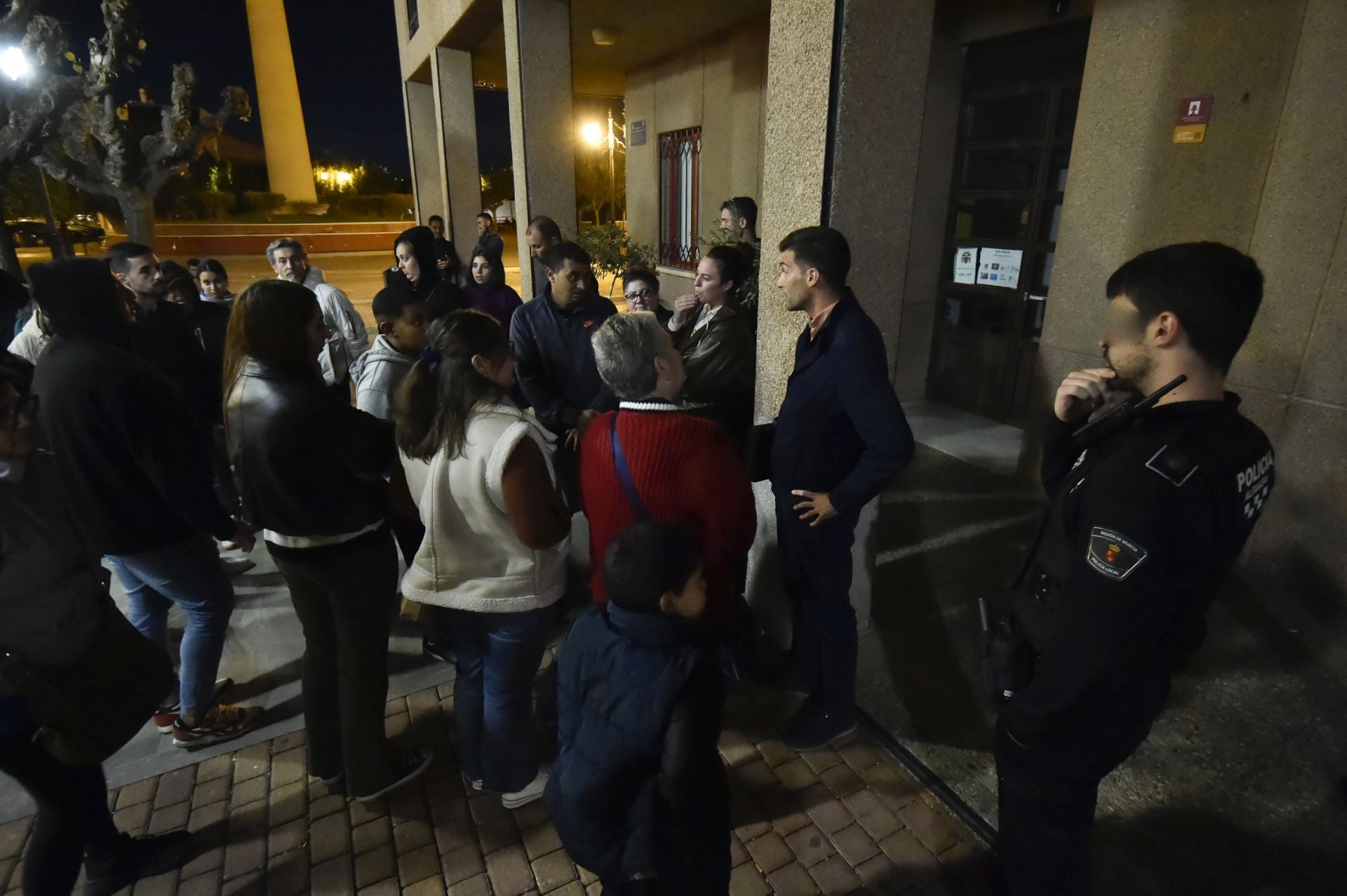 Plante en el Ayuntamiento de Alguazas por el corte de luz en los &#039;pisos de la Titos&#039;, en imágenes