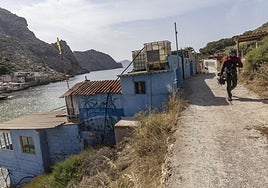 Un buceador pasa junto a una de las barracas construidas en la Algameca Chica, en una imagen de archivo.