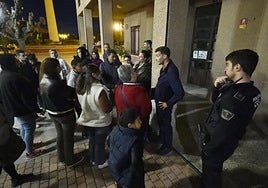 El alcalde (d) conversa con una representación de las familias afectadas por el corte de luz.
