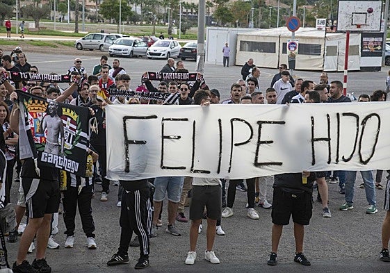 Aficionados del Cartagena protestando contra Felipe Moreno el pasado 1 de noviembre.