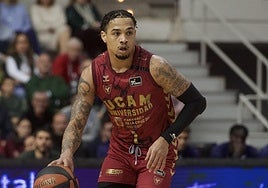 Davis bota el balón en su último partido en el Palacio con el UCAM.