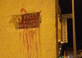 Una de las placas pintadas por Rebeldía Región de Murcia como acto de protesta.