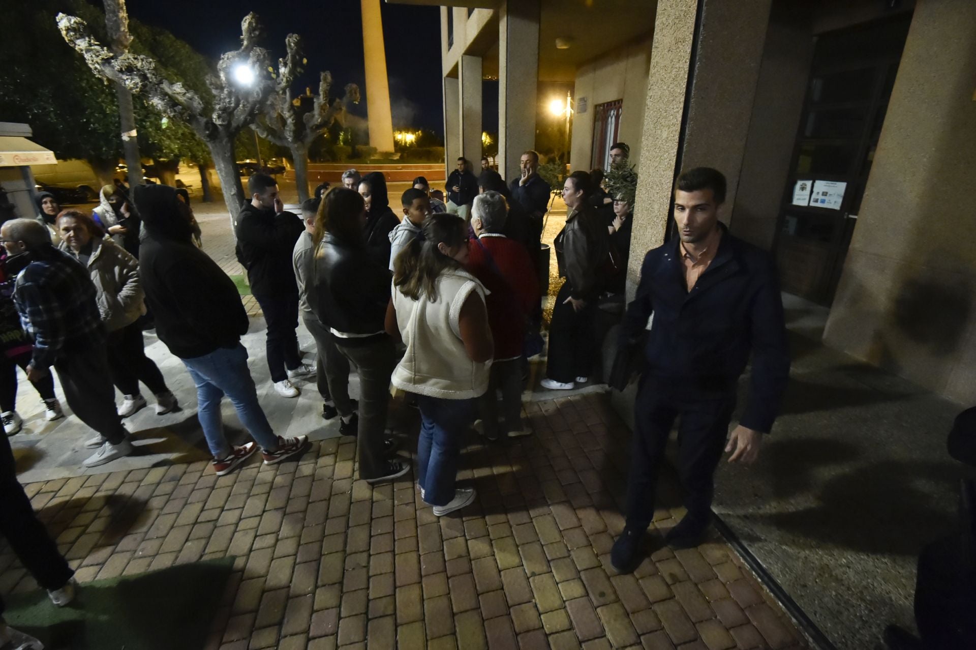 Plante en el Ayuntamiento de Alguazas por el corte de luz en los &#039;pisos de la Titos&#039;, en imágenes