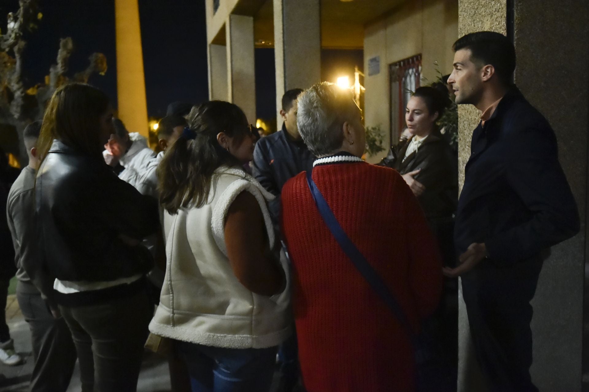 Plante en el Ayuntamiento de Alguazas por el corte de luz en los &#039;pisos de la Titos&#039;, en imágenes