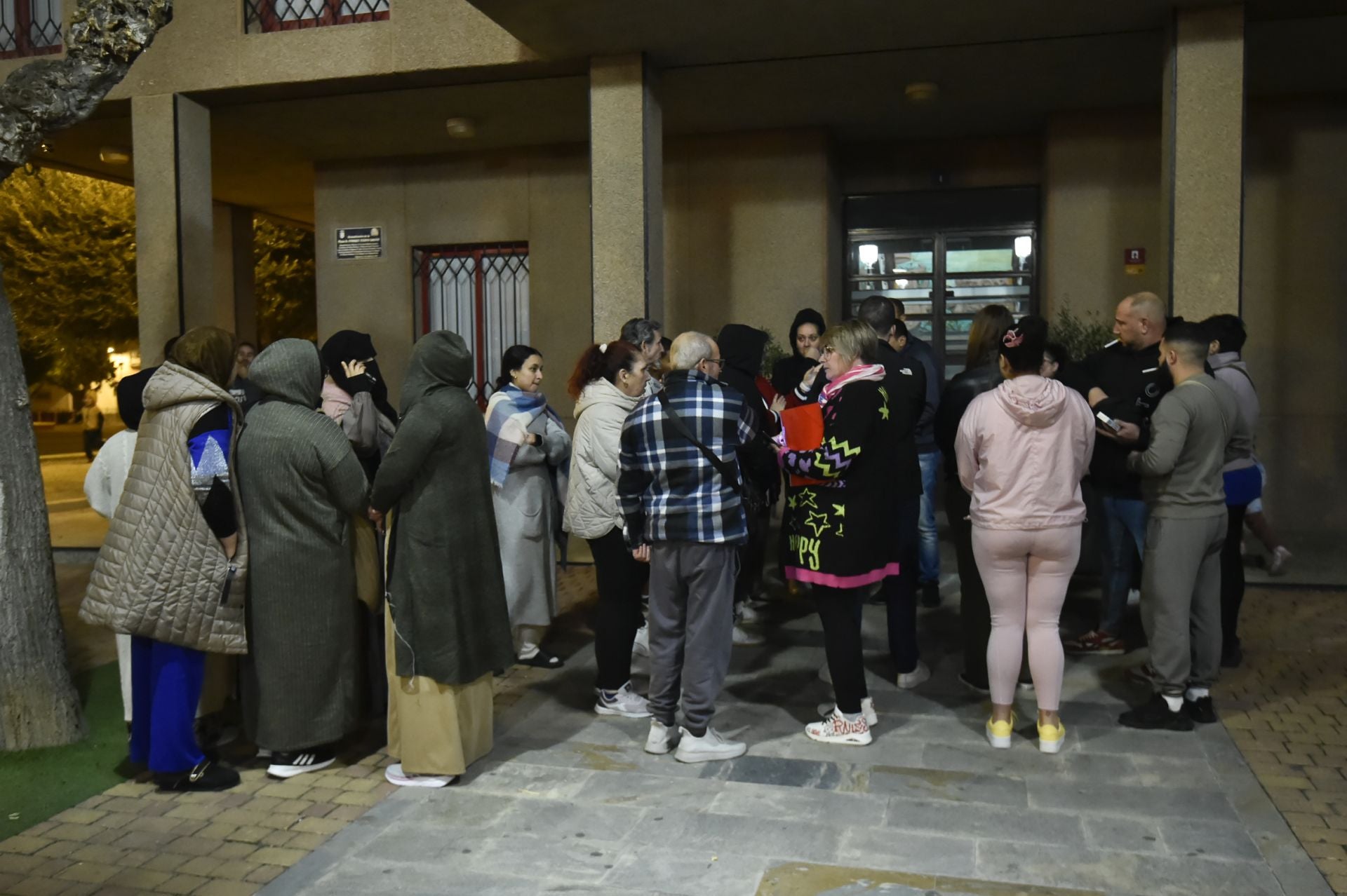 Plante en el Ayuntamiento de Alguazas por el corte de luz en los &#039;pisos de la Titos&#039;, en imágenes