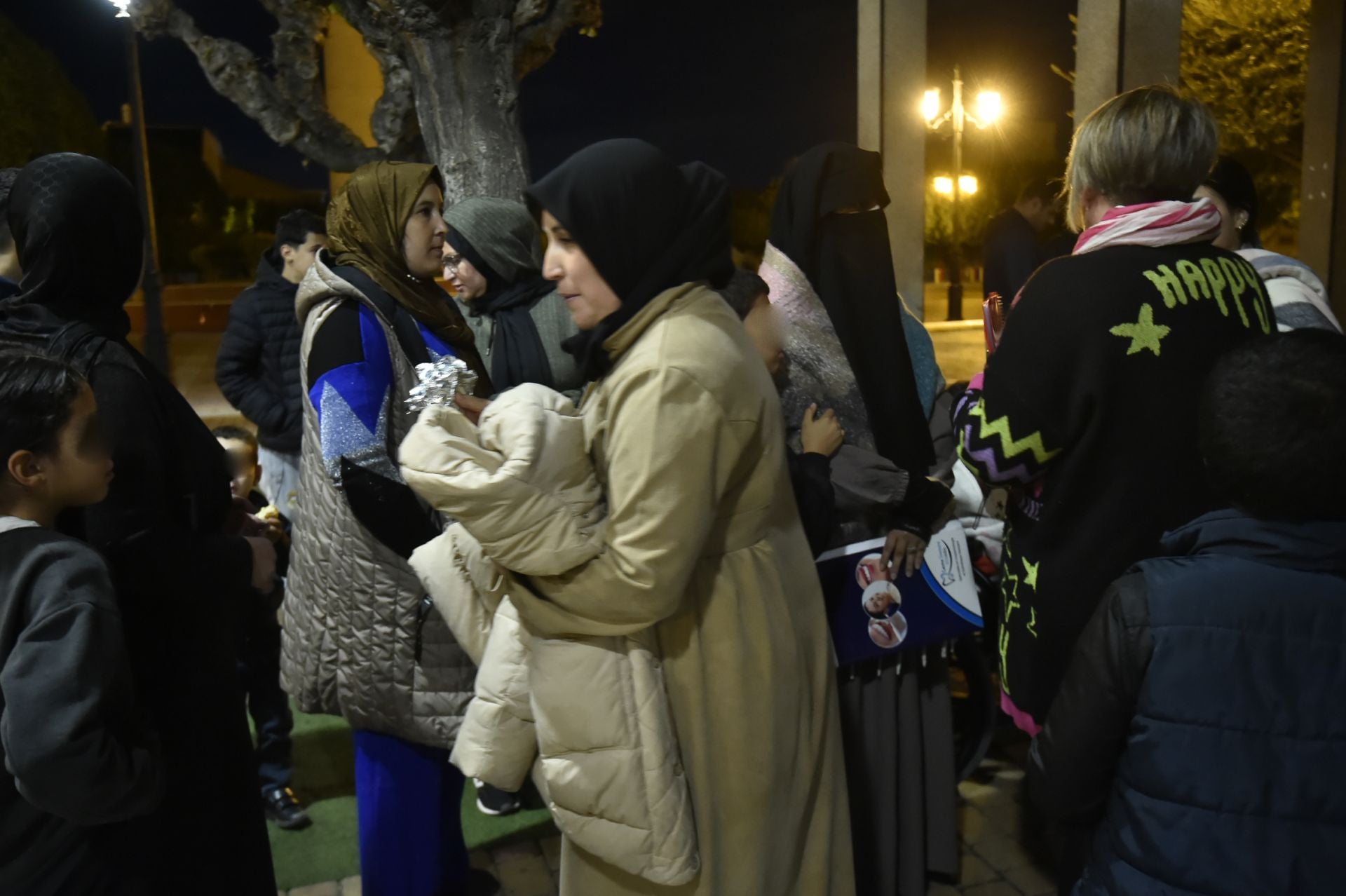 Plante en el Ayuntamiento de Alguazas por el corte de luz en los &#039;pisos de la Titos&#039;, en imágenes