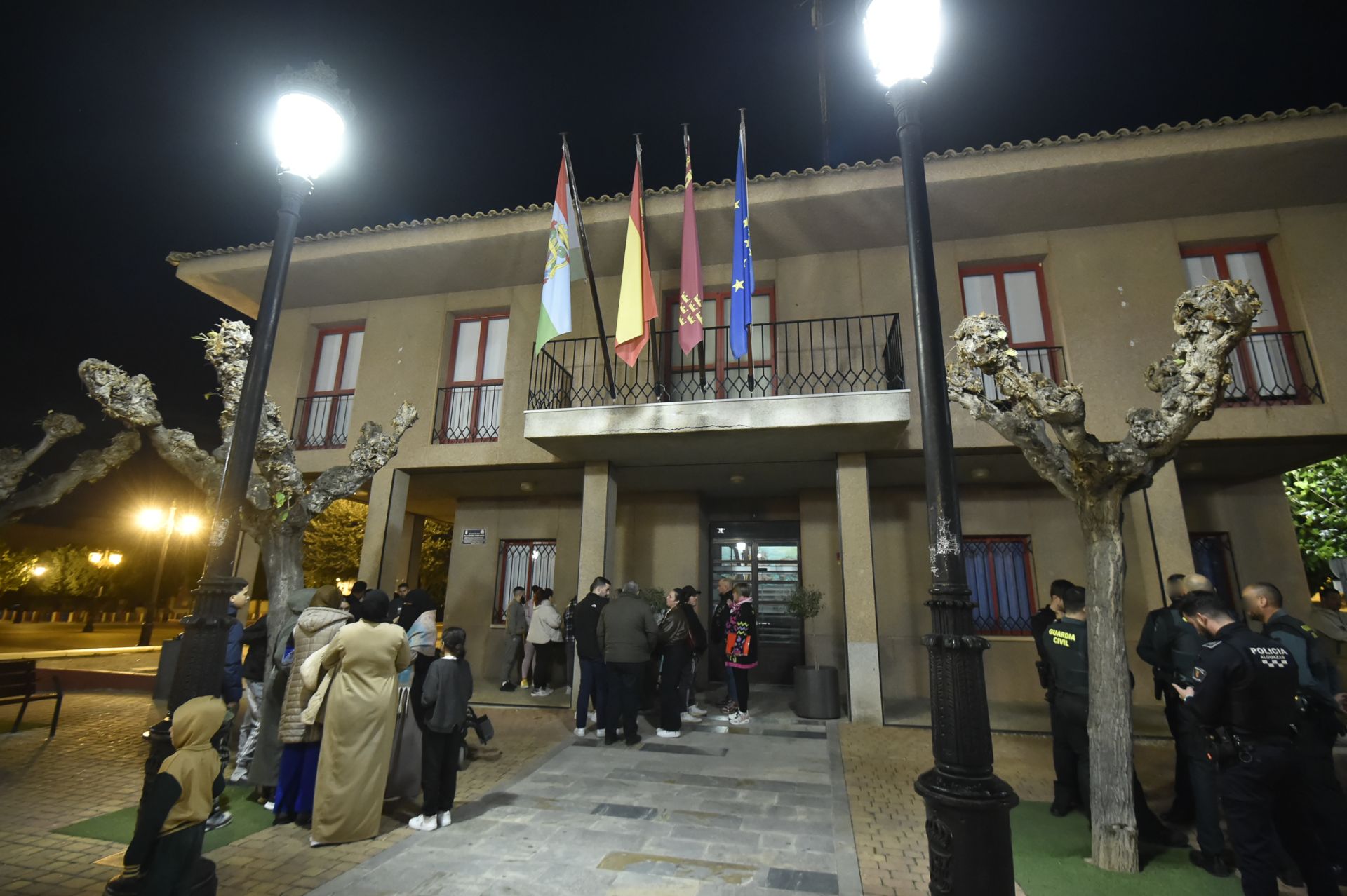 Plante en el Ayuntamiento de Alguazas por el corte de luz en los &#039;pisos de la Titos&#039;, en imágenes