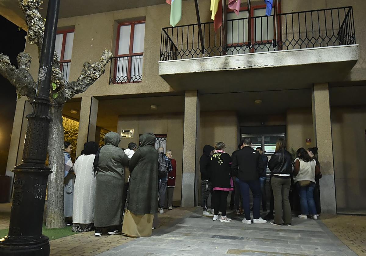 Plante de vecinos ante el Ayuntamiento este miércoles por la noche.