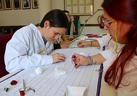 Alumnas del curso del SEF en uno de los talleres de bordado.