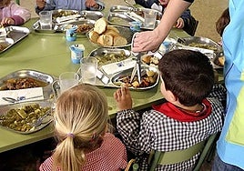 Niños en un comedor.