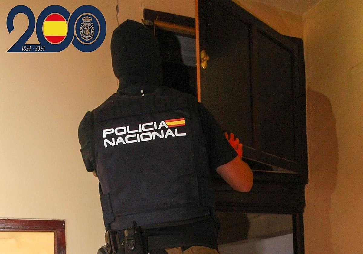 Un agente de la Policía Nacional, durante el registro del domicilio donde localizaron a los detenidos.