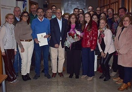 Rosendo Sánchez muestra el nombramiento de Cofrade del Año junto al hermano mayor, sus familaires y los componentes de la Junta Representativa de la Cofradía de la Vera Cruz.