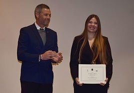 El alcalde, José Francisco García, entrega el premio a Ana Martínez Vacas