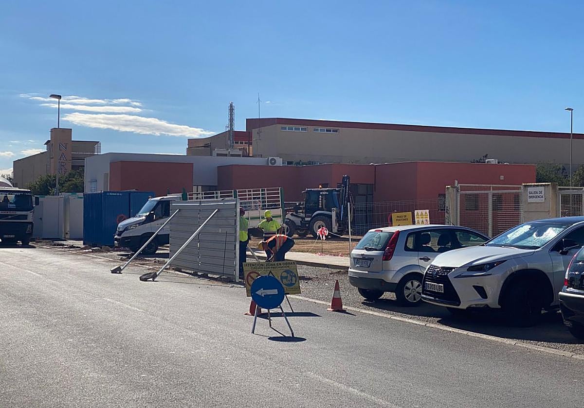 Los obreros trabajando junto al consultorio del polígono.