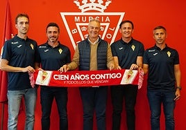Rafa López, segundo entrenador, Adrián Colunga, técnico del Real Murcia, Felipe Moreno, presidente, Pedro Asensio, director de la cantera, y Santos Valero, preparador físico.