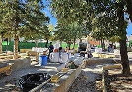 Obreros realizando las obras en la plaza del Egido en el Barrio de San Francisco.