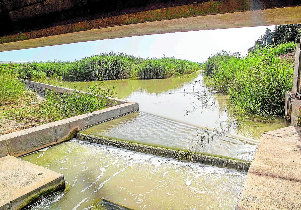 Caudal de la rambla de El Albujón desembocando en el Mar Menor.