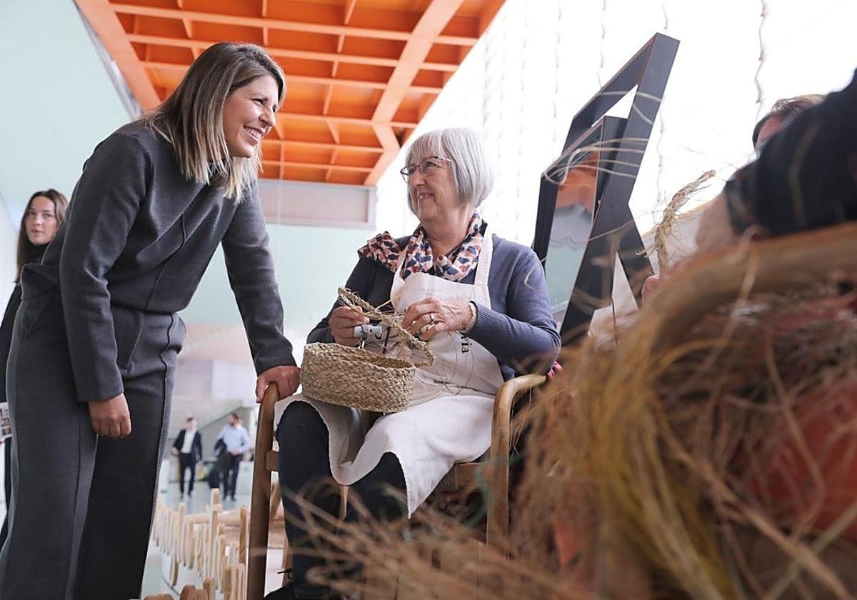 La alcaldesa de Cartagena, Noelia Arroyo, saluda a una de las participantes en el congreso de hosteleros el día de la inauguración, el 20 de noviembre