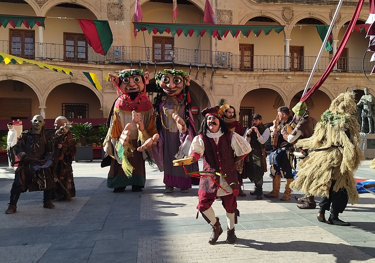 Juglares y 'seres del bosque' amenizan el mercado medieval en la plaza de España.