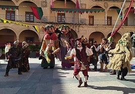 Juglares y 'seres del bosque' amenizan el mercado medieval en la plaza de España.