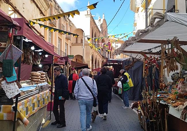 Calle Álamo, repleta de puestos de estética medieval.