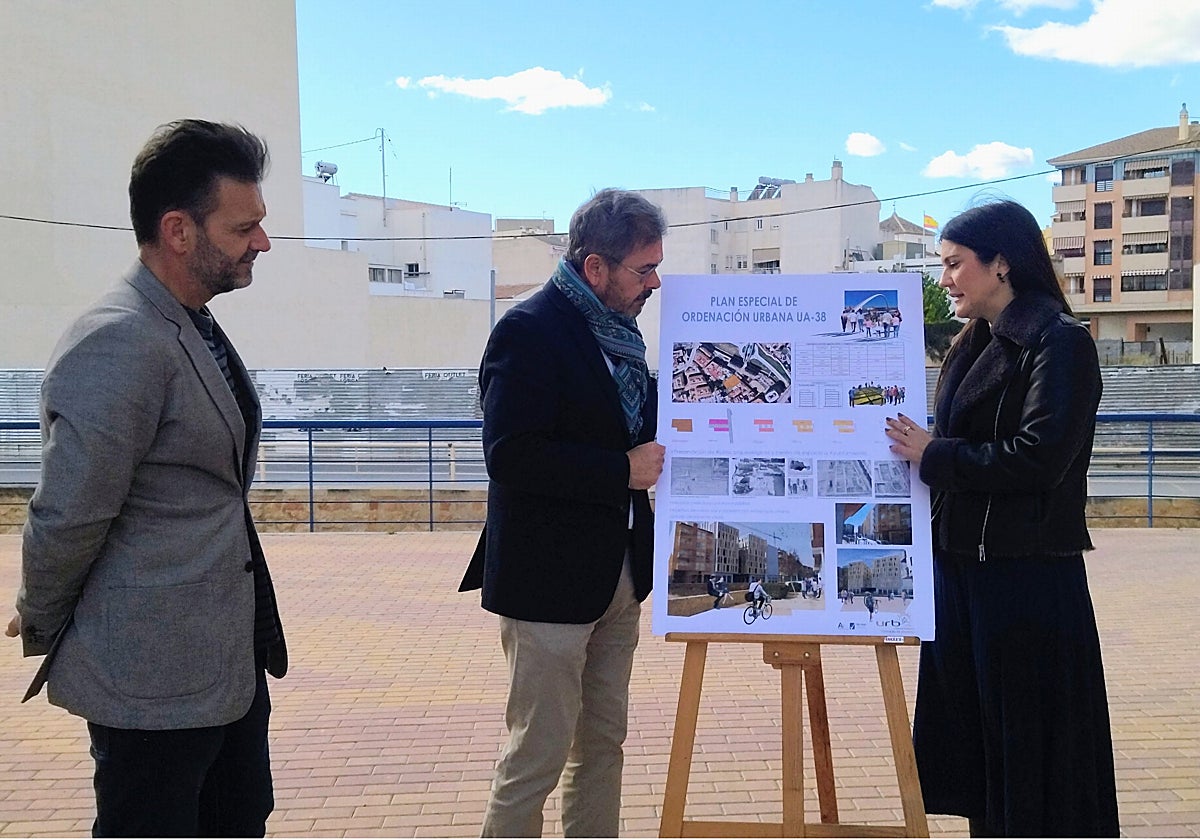 El arquitecto Alejandro González y la concejal de Urbanismo observan el proyecto ante el solar de la avenida de Santa Clara.